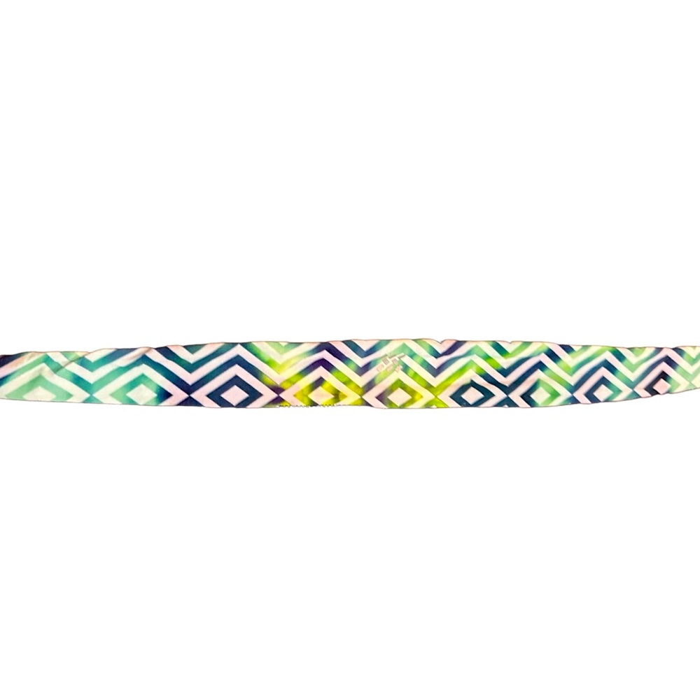 NWOT Tread band sport head band, in a green chevron pattern that ties!